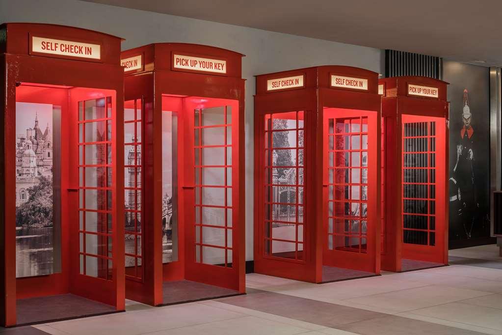 Radisson Red Hotel London Heathrow İç mekan fotoğraf