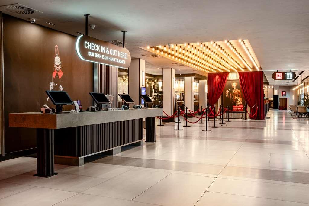 Radisson Red Hotel London Heathrow İç mekan fotoğraf